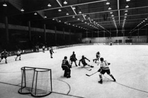  Blick in das Innere der Eislaufhalle 