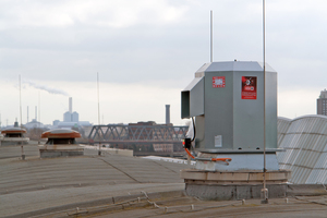  Zwei Brandgas Dachventilatoren sorgen dafür, dass die Rauchgase an der Decke des Theaters zuverlässig abgesaugt werden. 