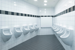 Reihenanlagen, bei denen ein Urinal neben dem anderen hängt, sind sehr platzsparend. 
