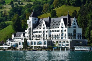  Das cereneo, das center for neurology & rehabilitation, liegt am Ufer des Vierwaldstätter Sees in der Schweiz. 