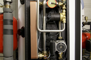  Die Günter Finders GmbH hat den Warmwasserspeicher zusätzlich mit einem Frischwassermodul ausgestattet. Dessen Wärmetauscher übergibt einen Teil der Wärme aus dem Speicher – wie bei einem Durchlauferhitzer – an einen weiteren Wasserkreislauf, um 50 °C warmes Spülwasser bereitzustellen. 