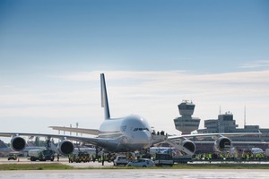  Bevor der erste Airbus A380 auf dem neuen Flughafen landet, werden die Entwässerungsrinnen wie auch die Vorfeld- und Rollwegflächen Griffigkeits-Tests unterworfen 