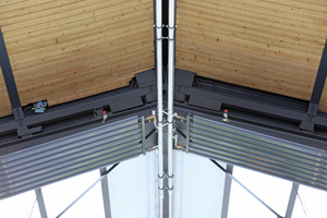  Die Deckenstrahlplatten hängen direkt unter dem Dachstuhl und werden durch unter dem Giebel angebrachte Wasserleitungen versorgt.  