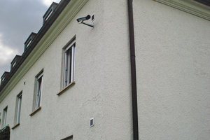  Kameras an Außenwänden von Gebäuden  
