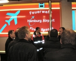  Mit dem Besuch der Flughafenfeuerwehr und der Vorführung einer Löschübung endete die Verbandsversammlung 2009 
  