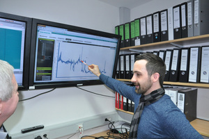  Carsten Schulmeyer (rechts), Instandhaltungs- und Energiemanager der Hochschule Darmstadt kann den Energieverbrauch der Gebäude auf dem Campus mit dem Energiemonitoringsystem „Advantage EMC“ analysieren. 