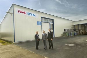  Manfred Weiss, CEO der Haas+Sohn Unternehmensgruppe, und die beiden Geschäftsführer der Haas+Sohn Kft. Zoltán Gyopár und Róbert Kiss.  