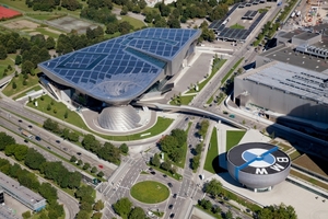  Die BMW-World in München mit Solarmodulen des Dresdner Herstellers Solarwatt. 