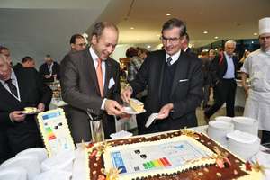  Symbolischer Anschnitt des „Energylabel Cake“ durch Thomas Nowak, Generalsekretär der ehpa, und ehpa-Präsident Karl Ochsner. 