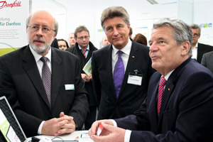  Bundespräsident Joachim Gauck und Dr. Fritz Brickwede, DBU, besuchten im Rahmen der Woche der Umwelt im Schloss Bellevue den Danfoss-Stand, an dem sie von Rainer Pfliegensdörfer (links) informiert wurden 