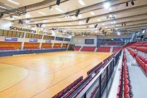  Beim Blick in die Halle sind die Deckenzonen deutlich zu erkennen, die durch die frei spannenden Betonbinder entstanden 