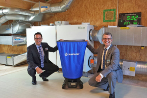  Bernd Lückenbach (links) und Udo Rausch (rechts) von der Airflow Lufttechnik GmbH gestalteten in Zusammenarbeit mit den Projektleitern der Radko-Stöckl-Schule Workshops im Zuge der Einweihung des Technikhauses Energie+.  