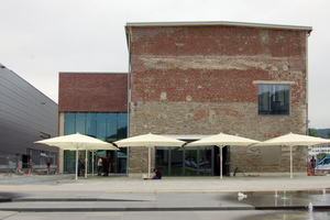  Der Südeingang mit zweigeschossigem Restaurant: Die Fassade wird auch hier von den unterschiedlich alten Ausbaustufen geprägt.  