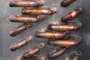  Die Kupferbögen verbinden die Rohre im Inneren der Wärmetauscher.  