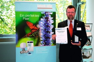  Hans Symanczik nahm den „GebäudeEffizienz Award 2011” in der Kategorie „Bestes Automationsprodukt“ für das „Energiesparpaar“ entgegen 