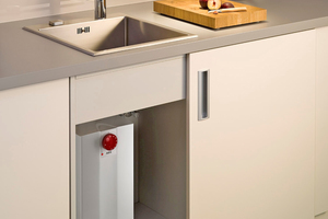  Das Heißwassersystem „HOT 5“ besteht aus einem 5-l-Heißwasser­speicher und einer formschönen Spezial-Küchen­armatur, an der Verbraucher kaltes, warmes und heißes Wasser entnehmen können. 