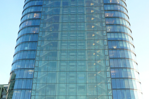  Großflächige Glasfassaden wie das von Stararchitekt Helmut Jahn entworfene „Sign“ im Düsseldorfer Medienhafen stehen für modernes Bauen. Das 76 Meter hohe Gebäude mit 20 Geschossen bietet unter den gläsernen Kuppeln im obersten Stockwerk hochwertige Veran 