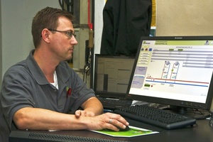  Markus Paluszkiewicz bei der Inbetriebnahme des Gebäudeleitsystems „Inscontrol-SL“ in der Technikzentrale des Zoo-Aquariums 