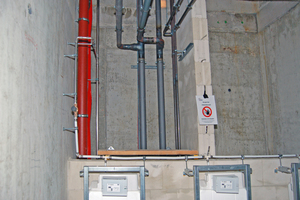  Der Installationsschacht links wird ausschließlich für die Trinkwasserversorgung genutzt. 