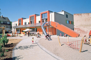  Ostseite des Kindergartens „Güstner Spatzen“ mit Rutsche 