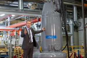  Tomas Brannemo, der als Präsident des Xylem-Geschäftsbereichs „Transport” u.a. für den weltweiten Vertrieb der „Flygt“-Produkte verantwortlich ist, vor der Jubiläumspumpe bei der Übergabe im Werk Emmaboda in Schweden. 