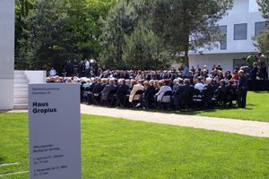  Viel Publikum bei der offiziellen Eröffnung der wiedererrichteten Meisterhäuser Gropius und Moholy-Nagy in Dessau 