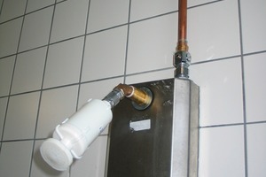  Anhand der drei Fallbeispiele „Pseudomonadenkontamination in einer Trinkwasserinstallation“ (Fotos oben), ... 