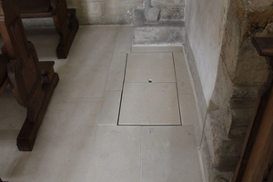  Die Edelstahl-Komfort-Verteiler sind für Besucher unsichtbar im Fußboden unter Bamberger Sandsteinplatten versteckt. 