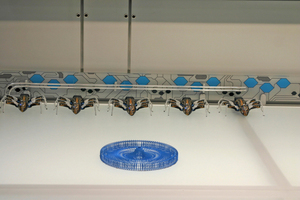  Unter der Bezeichnung „Autonomous Networking Technologies“, kurz „ANT“, präsentierte Festo seine 13,5 cm langen „BionicANTs“, die gemeinsam nach klaren Regeln zusammenarbeiten können und so interessante Ansätze für die Fabrik von morgen liefern. 
