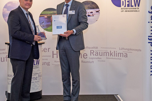  Übergabe des Award an Martin Staudt, BASF SE (links), durch Dr. Stefan Burhenne, DFLW e.V. 