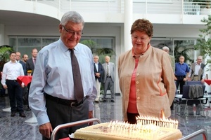  Manfred Roth freut sich mit seiner Frau Heike über die gelungene Geburtstagsüberraschung zu seinem 75. Geburtstag. 