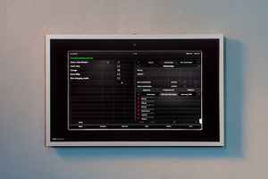  Auf dem zentral an der Wand installierten Gira-„Control 19“-Client lässt sich die gesamte Gebäudetechnik bedienen. Es wird angezeigt, wo noch Fenster geöffnet sind... 