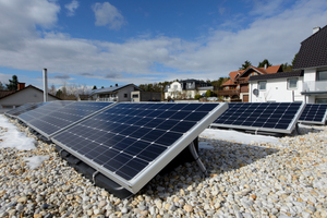  Eine Photovoltaikanlage mit 24 Modulen erzeugt regenerativ Strom, der primär für den Eigenbedarf genutzt und darüber hinaus in das öffentliche Versorgungsnetz eingespeist wird. 