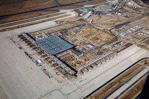  Blick über die BBI-Baustelle im März 2011: Das 715 Meter lange Haupt-Pier mit den 16 Fluggastbrücken und das daran anschließende 350 m lange Süd-Pier mit den neun Fluggastbrücken 