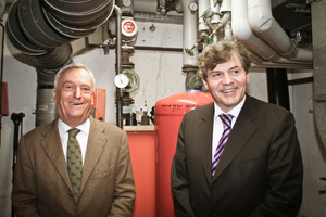  Ernst Fischer (links), Inhaber der Landhotel Hirsch, und Michael Krings von Simple Energie GmbH in der Energiezentrale des Landhotels 