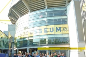  Die Exkursionsteilnehmer vor dem Stadion von Borussia Dortmund 
