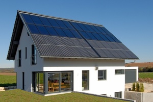  Solarthermie und Photovoltaik: Diese Kombination wird ein Merkmal der nächsten Sonnenhaus-Generation sein. Bei dem Sonnenhaus auf dem Foto (Baujahr 2012) wurden 54 m2 Solarkollektoren mit Solarstrommodulen kombiniert. 68 % ihres Heizenergiebedarfs können  