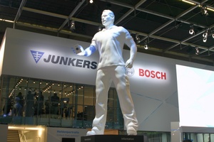 „Total digital“ präsentierten sich die Heizungsunternehmen in Halle 8. Hier war der „Mann mit dem digitalen Arm“ am Bosch-Stand unübersehbar aufgestellt.  