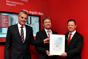  BTGA-Hauptgeschäftsführer Günther Mertz (Mitte) überreichte im Rahmen der ISH 2017 Christian Beckmann (rechts), Head of Central Europe Region, Heating Segment, der Danfoss GmbH, und Lars Tveen, dem Danfoss-Präsidenten, Heating Segment, die Mitgliedsurkund 