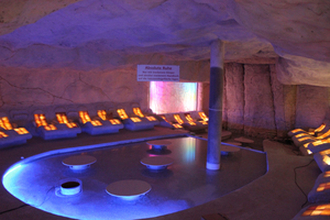  Ruheraum „Lichtseehöhle“: Die Fußbodenheizung unter den Liegen sorgt für angenehme Strahlungswärme 