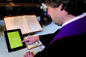  Mit der digitalstrom-App auf dem iPad sorgt Pastor Baltzer mit einem Fingertipp für die passende Lichtstimmung in der 300 Jahre alten Barockkirche in Bergenhusen. 