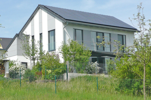  Ansicht von Südwesten: Große Fensterflächen sorgen für hohe solare Gewinne im Winter, südseitig ist die PV-Anlage erkennbar 