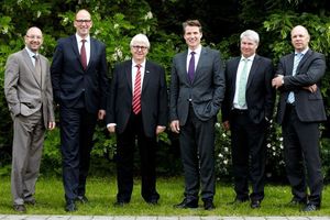  (v.l.n.r.): René Müller (Duravit), Frank Wiehmeier (Grundfos), Vorstandsvorsitzender Georg Rump (Oventrop), stellvertretender Vorstandsvorsitzender Dr. Roger Schönborn (Kermi), Jörg Loew (burgbad) und Dirk Gellisch (Viega). Nicht im Bild: Dr. Marc Andree  