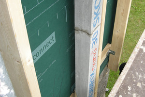 Die Schachtelemente wurden parallel zu einem senkrechten Kantholz der Tragkonstruktion montiert 