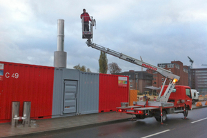  Servicemeister Thomas Funke bei der Installation des 8 m hohen Edelstahlabgasschornsteins 