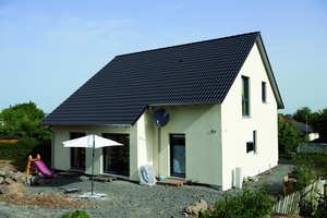  160 m² Wohnfläche über zwei Ebenen, auf Effizienzhaus-55-Niveau geplant – und jetzt dicht am Passivhaus-Standard fertiggestellt: Der Neubau von Familie Zweigler nahe Marburg ist energetisch vorbildlich.  