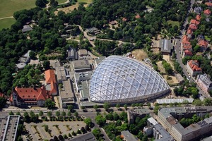  Das Luftbild zeigt die Form des gleichschenkligen Dreiecks mit abgerundeten Kanten und lässt die gigantischen Ausmaße der Halle erahnen 