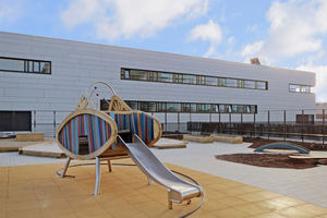  Das barrierefreie GebäMax-Planck-Institut für Sonnensystemforschung in Göttingenude beherbergt auf einer Fläche von circa 20000 m2 auch eine Kindertagesstätte und einen Dachgarten sowie Gästezimmer für Besucher des Instituts. 