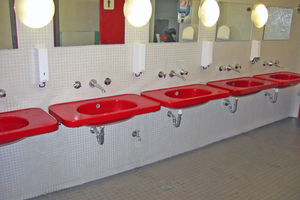  Die alten Sanitäranlagen stammten noch aus der Bauzeit des Terminals A und verströmten mit ihren roten Waschtischen und einfachen wandmontierten Armaturen den Charme der siebziger Jahre. 