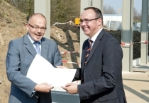 Andreas N?rthen (links), Sprecher der Abteilung Bergbau der Bezirksregierung Arnsberg, ?berreichte die Urkunde an Prof. Rolf Bracke, den Leiter des GZB